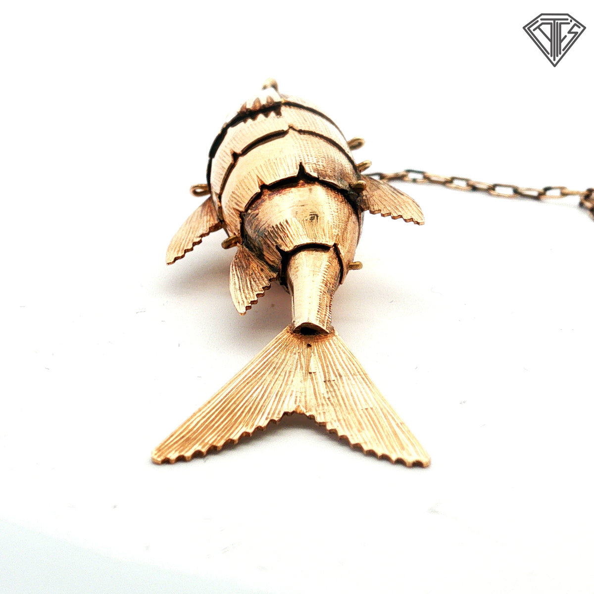 18k Yellow Gold Fisherman Stick Pin with 2 1/2 inch Articulated Fish 14.4 gram Vintage