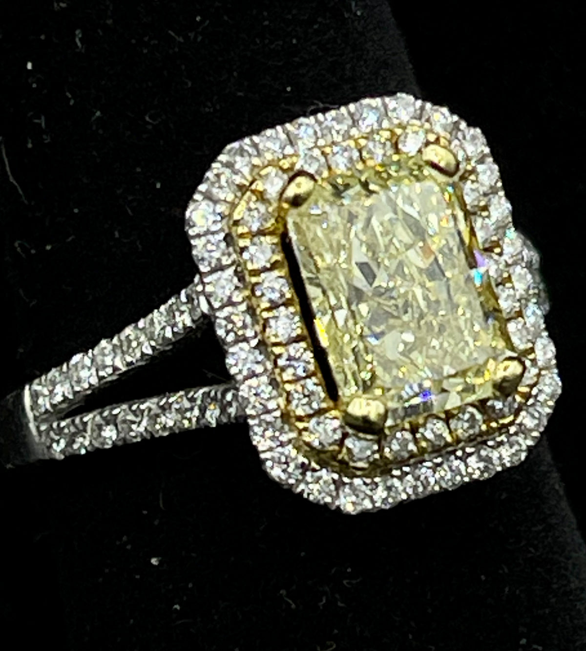 Ladies 18k Two Toned GIA certified Natural Fancy Light Yellow Diamond Ring