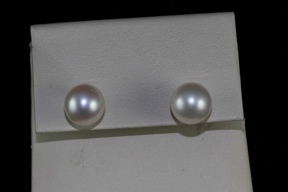 Ladies 14k white gold Cultured Pearl stud earrings.