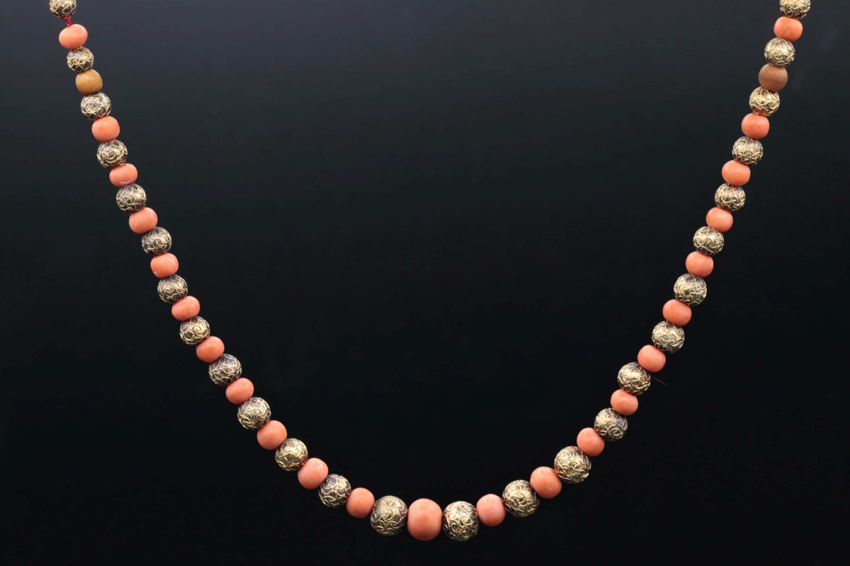 18k yellow gold Vintage Coral and gold bead necklace