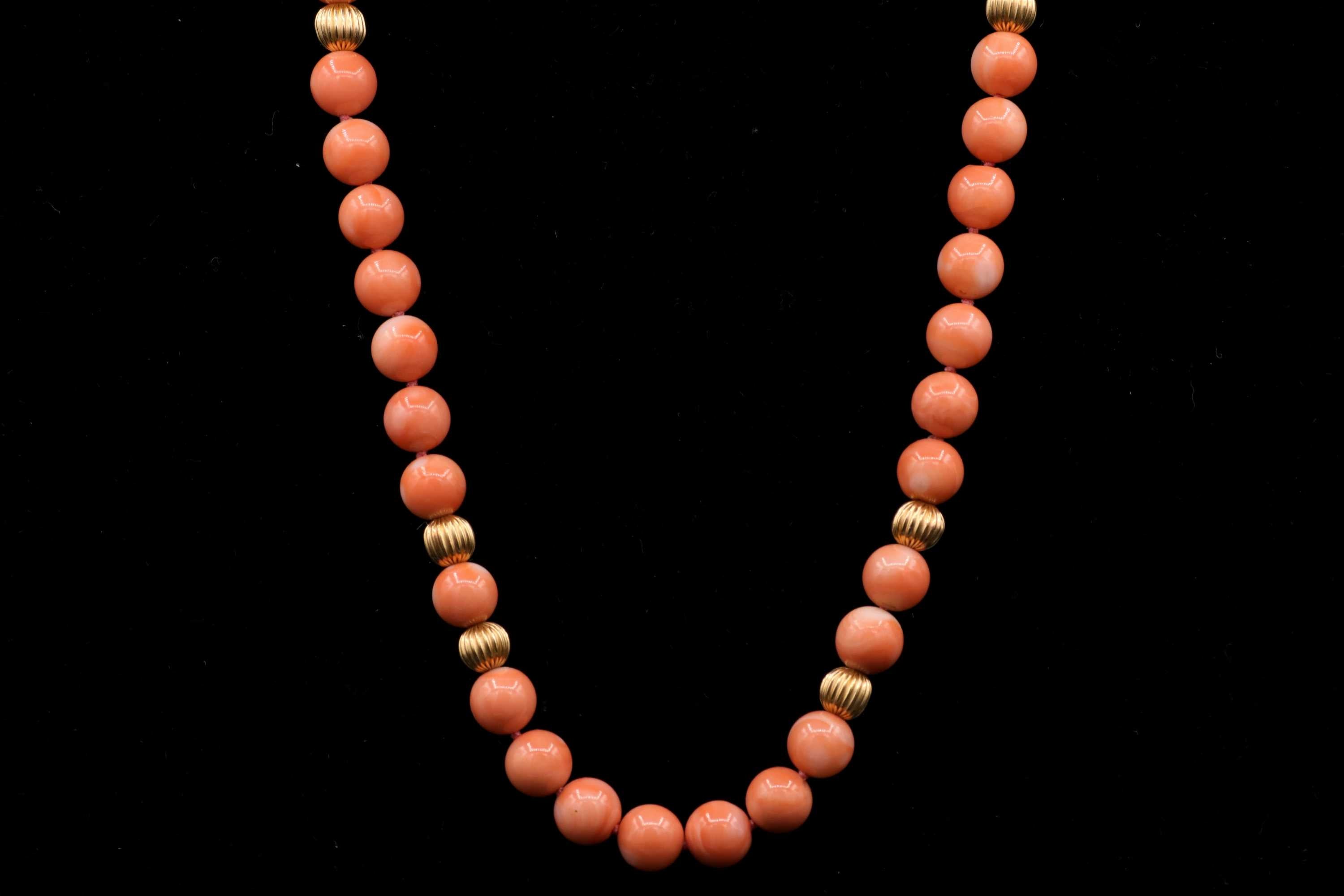 Ladies 14k yellow gold Vintage Coral Stran necklace