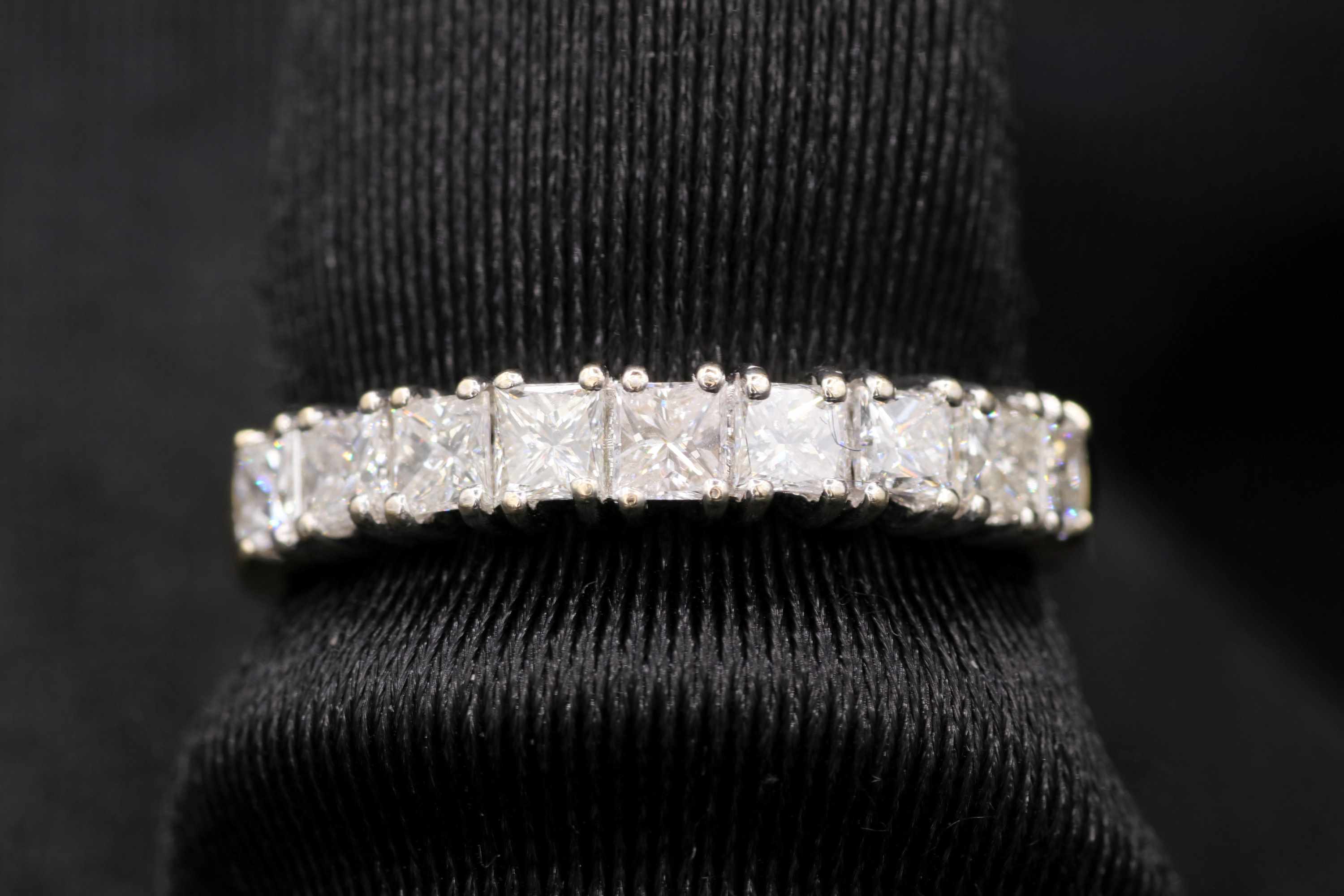 Ladies 18k white gold Princess cut diamond ring