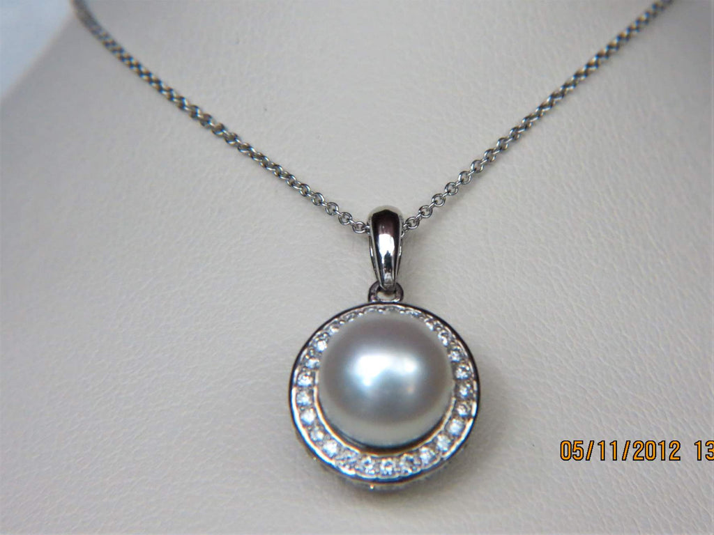 Ladies 14k white gold Diamond and pearl necklace