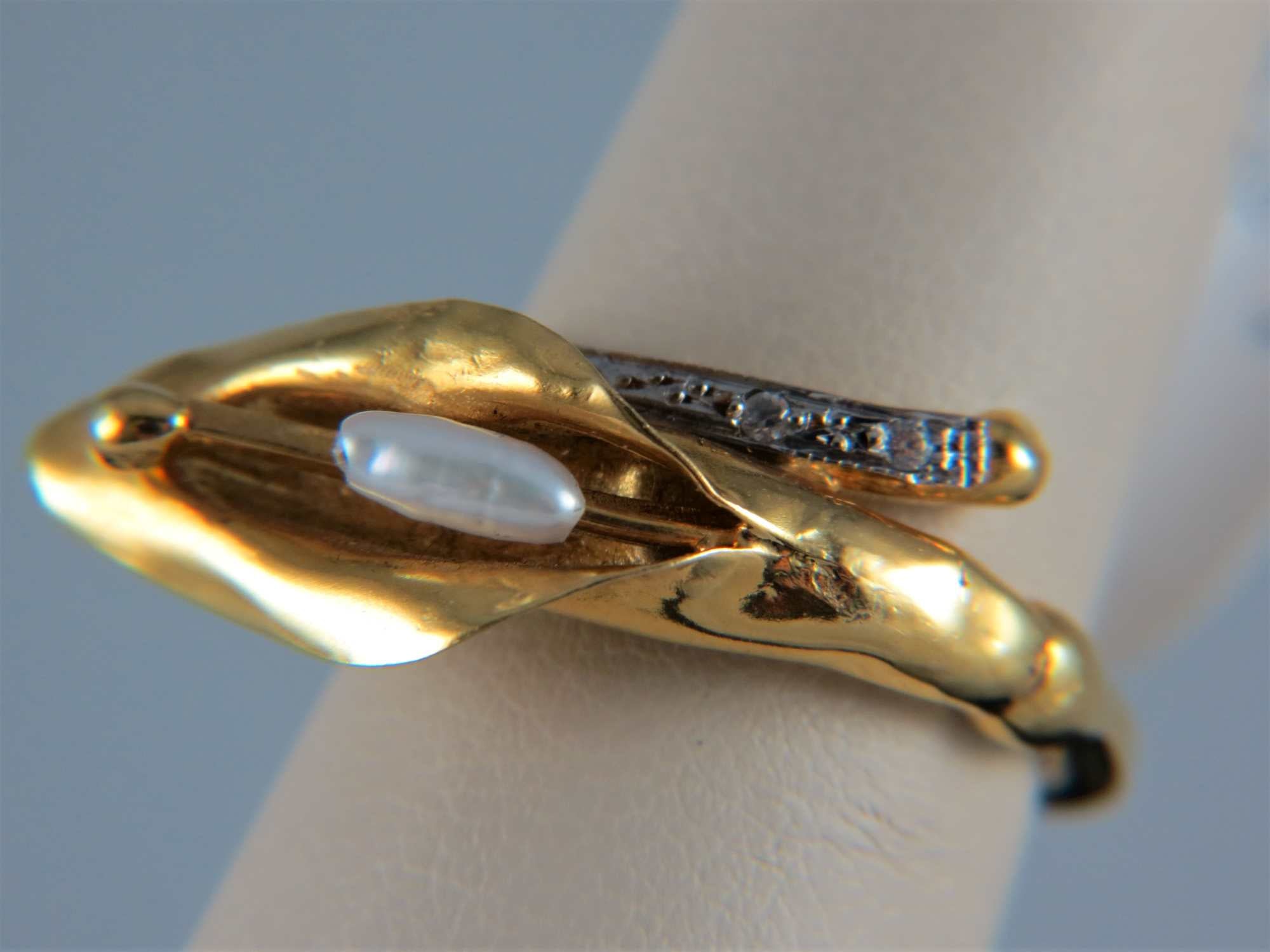 Ladies 18k Yellow Gold Vintage Diamond and Pearl ring