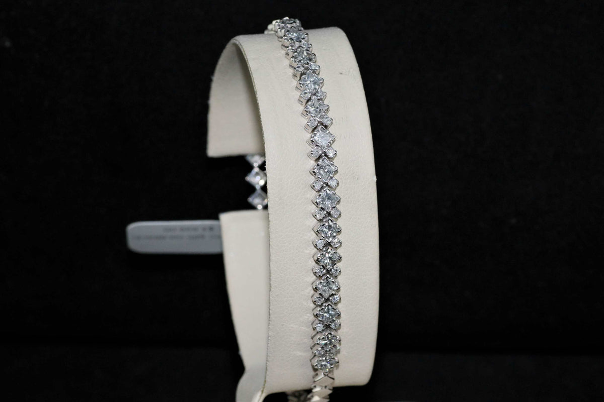 Ladies 14k white gold Diamond fashion bracelet