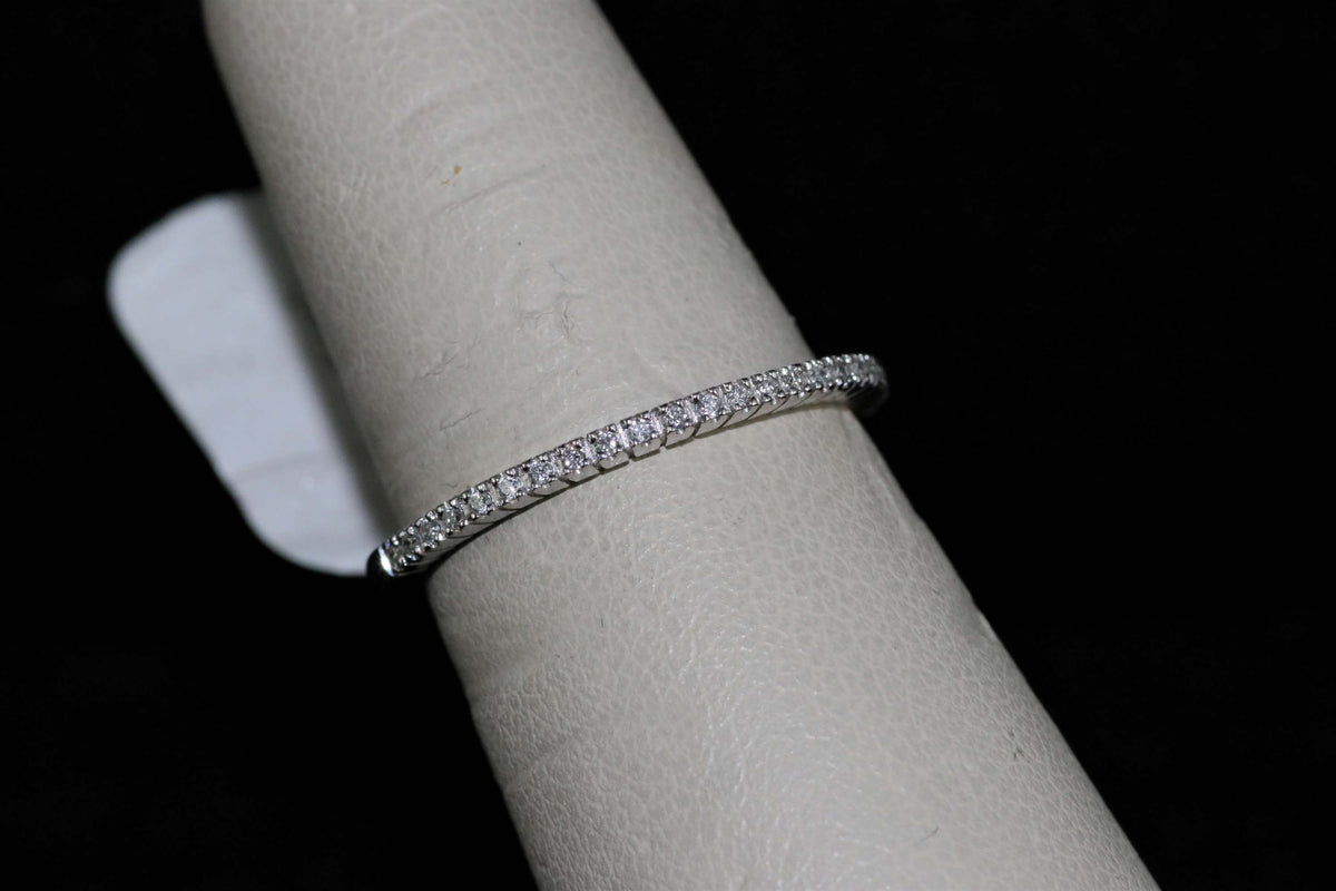 Ladies 18k white gold diamond ring band