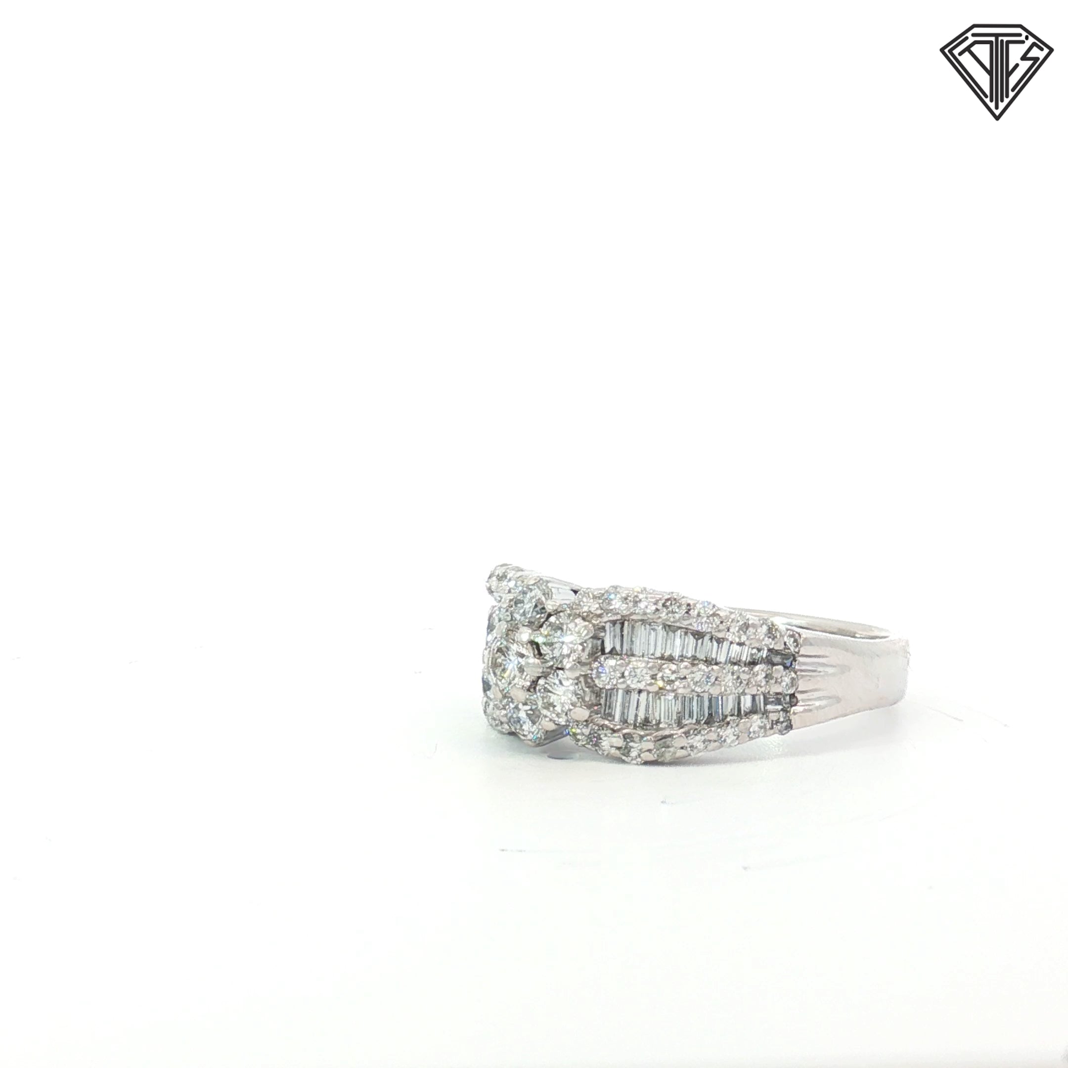 18k Yellow Gold 1.50ct G VS1 Round/ Baguette Total Weight of Diamond Flower Design Ring Size 7