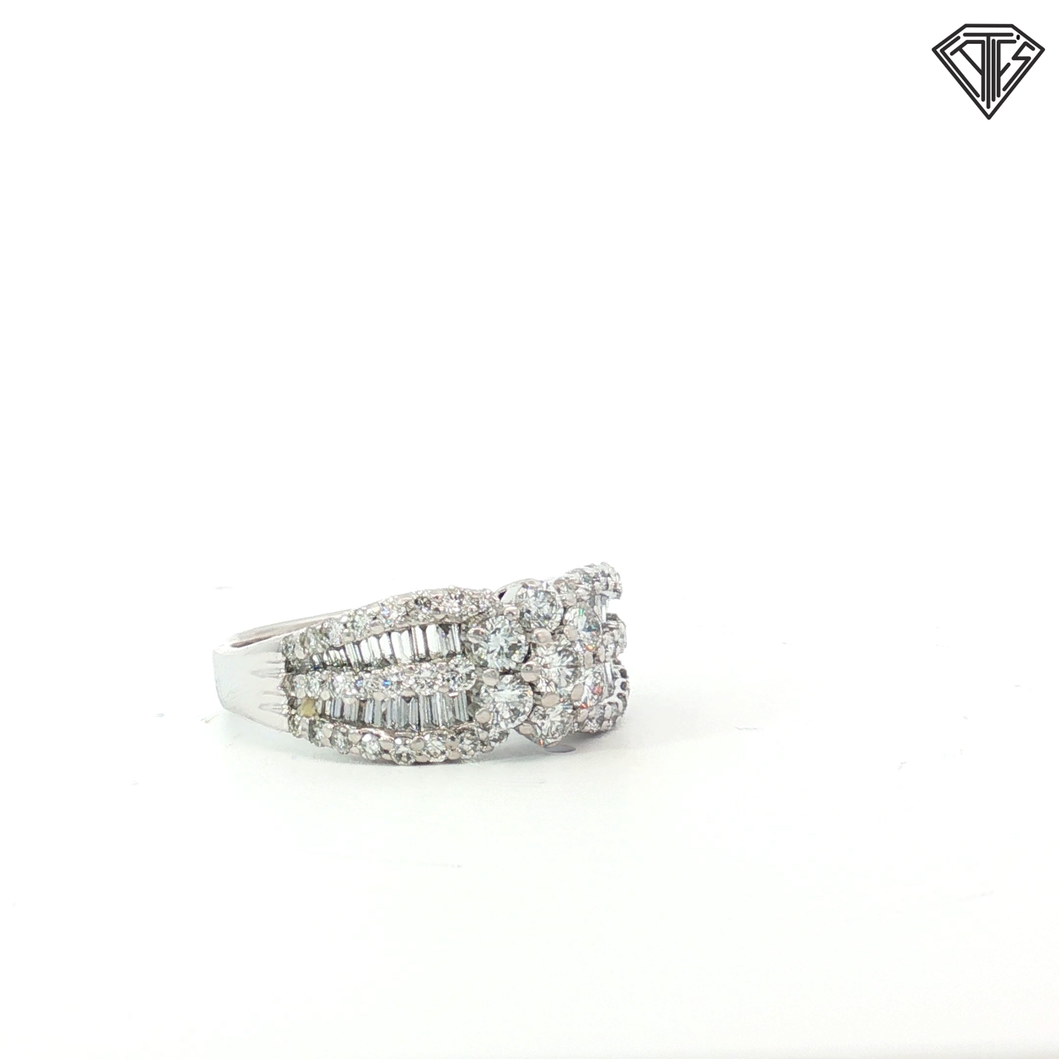 18k Yellow Gold 1.50ct G VS1 Round/ Baguette Total Weight of Diamond Flower Design Ring Size 7