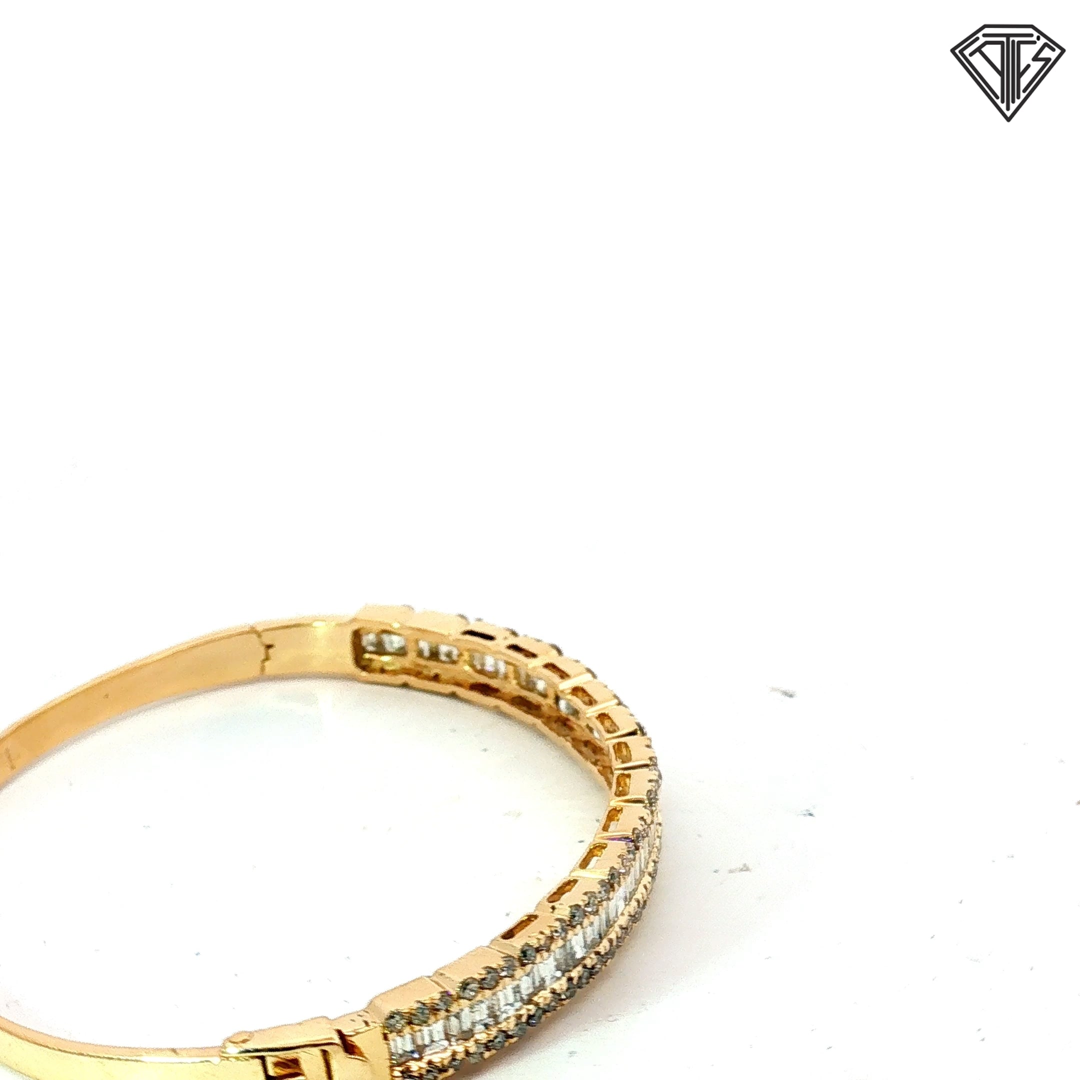 14k Yellow Gold 3.00ct G SI1 Baguette/ Round Diamond Total Weight Bangel Bracelet