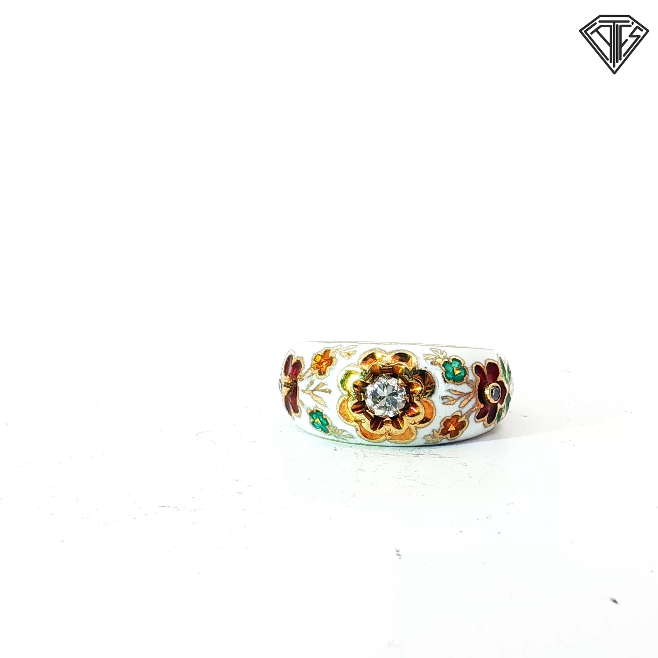 14k Yellow Gold Vintage  approx. .15t G VS2 Round Diamond with White Enamel Floral Ring Size 6.5