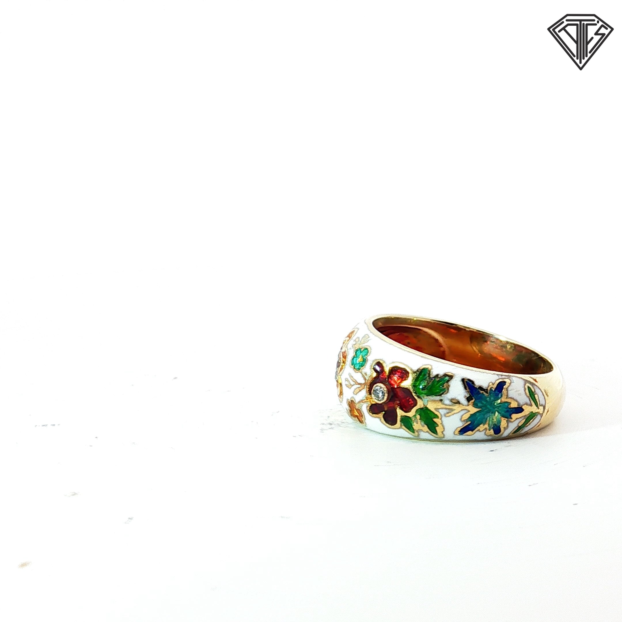 14k Yellow Gold Vintage  approx. .15t G VS2 Round Diamond with White Enamel Floral Ring Size 6.5