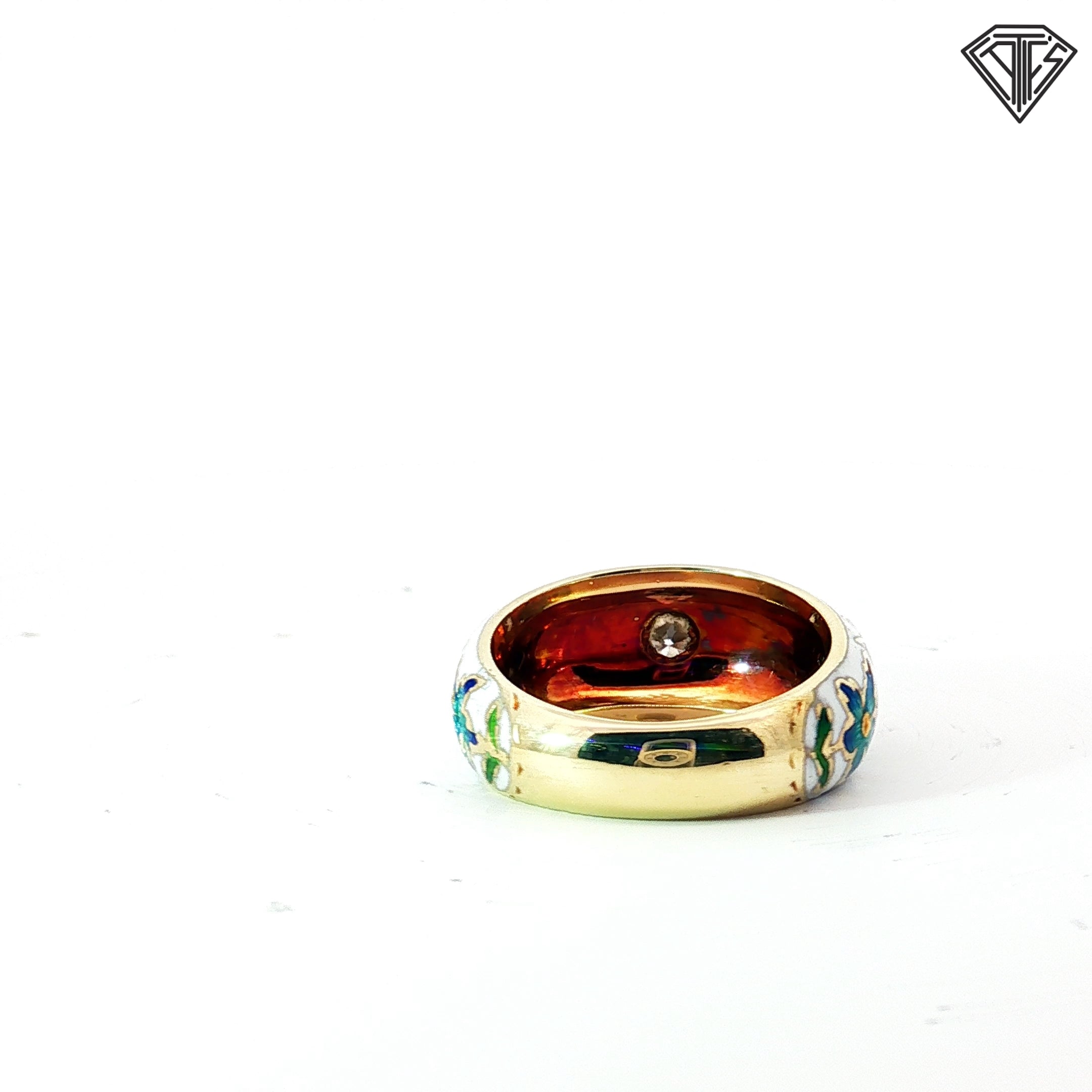 14k Yellow Gold Vintage  approx. .15t G VS2 Round Diamond with White Enamel Floral Ring Size 6.5