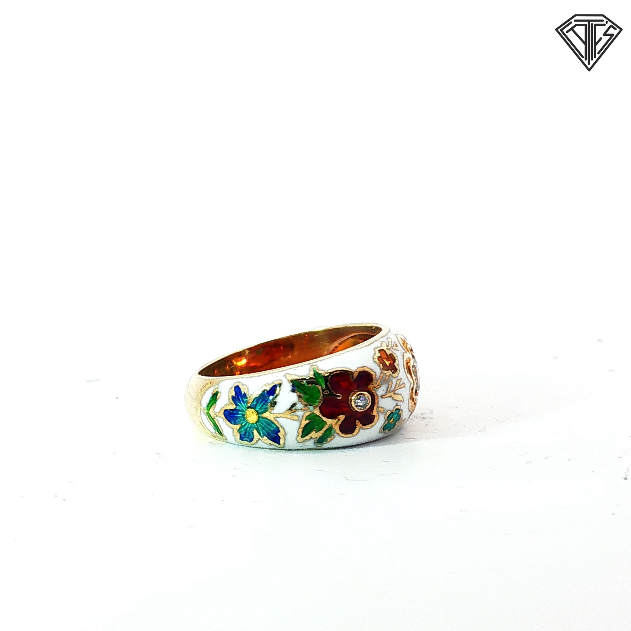 14k Yellow Gold Vintage  approx. .15t G VS2 Round Diamond with White Enamel Floral Ring Size 6.5