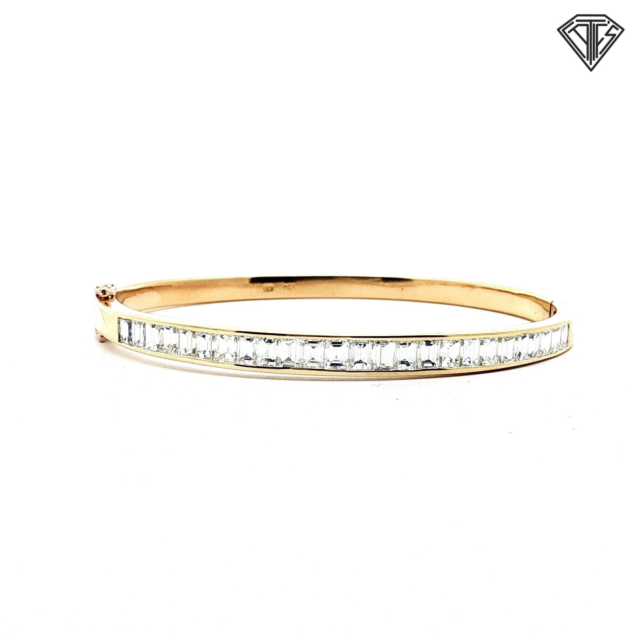 18k Yellow Gold 4.50ct D/E/F VVS2 Baguette Diamond Oval Shaped Bangle Bracelet