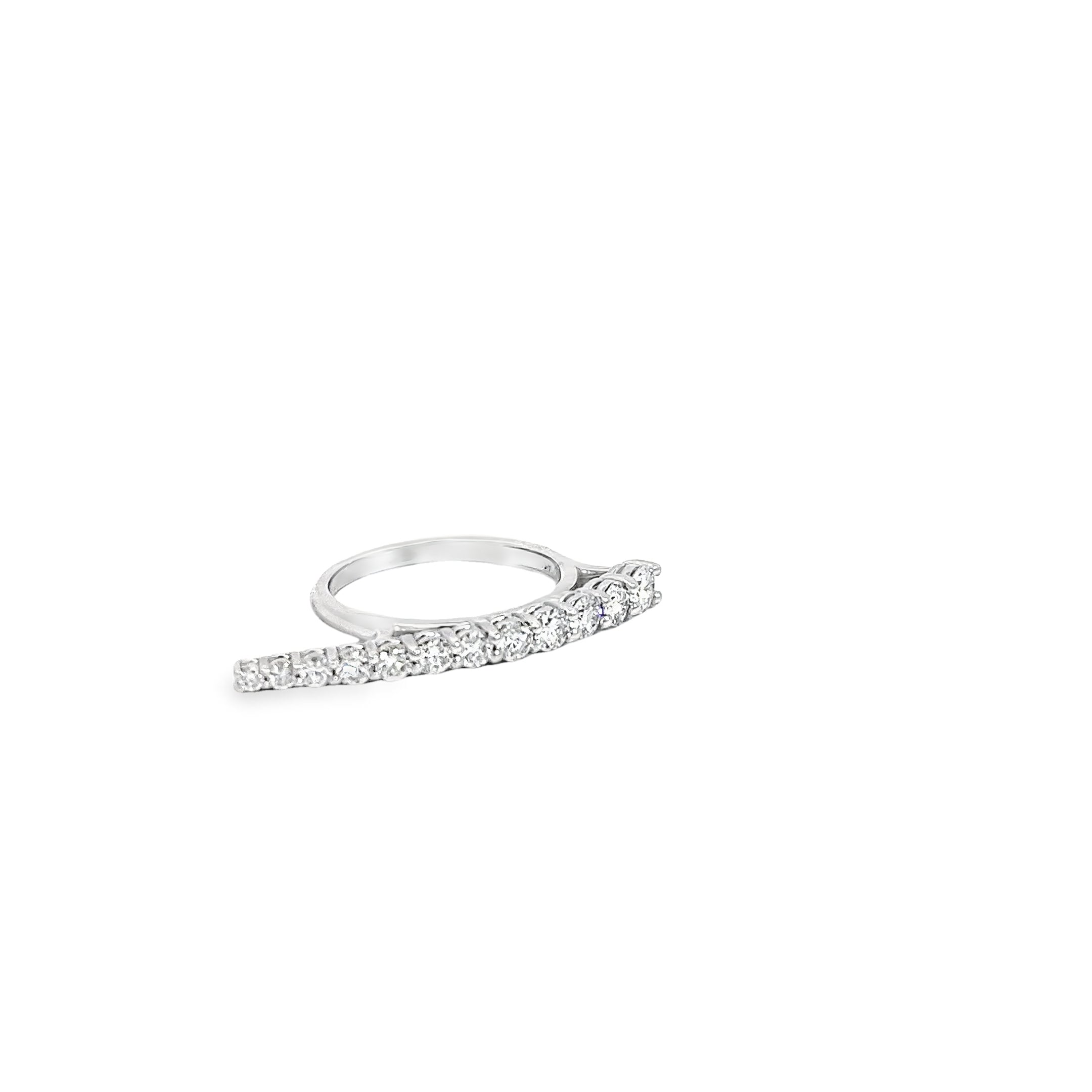 14k White Gold 1.05ct Total Weight of F VS2 Round Diamond Graduated Ring