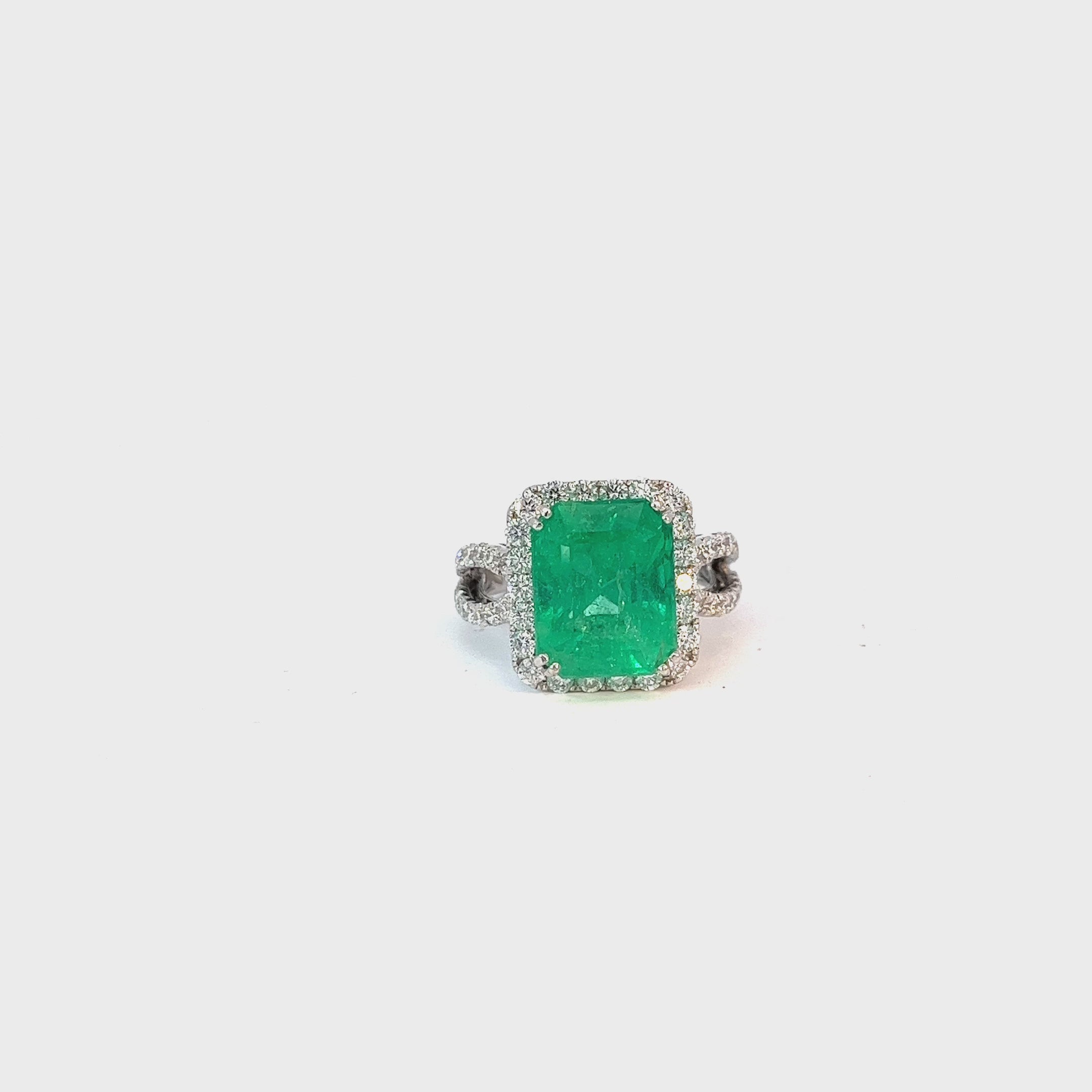 Ladies 18k White Gold emerald and diamond ring