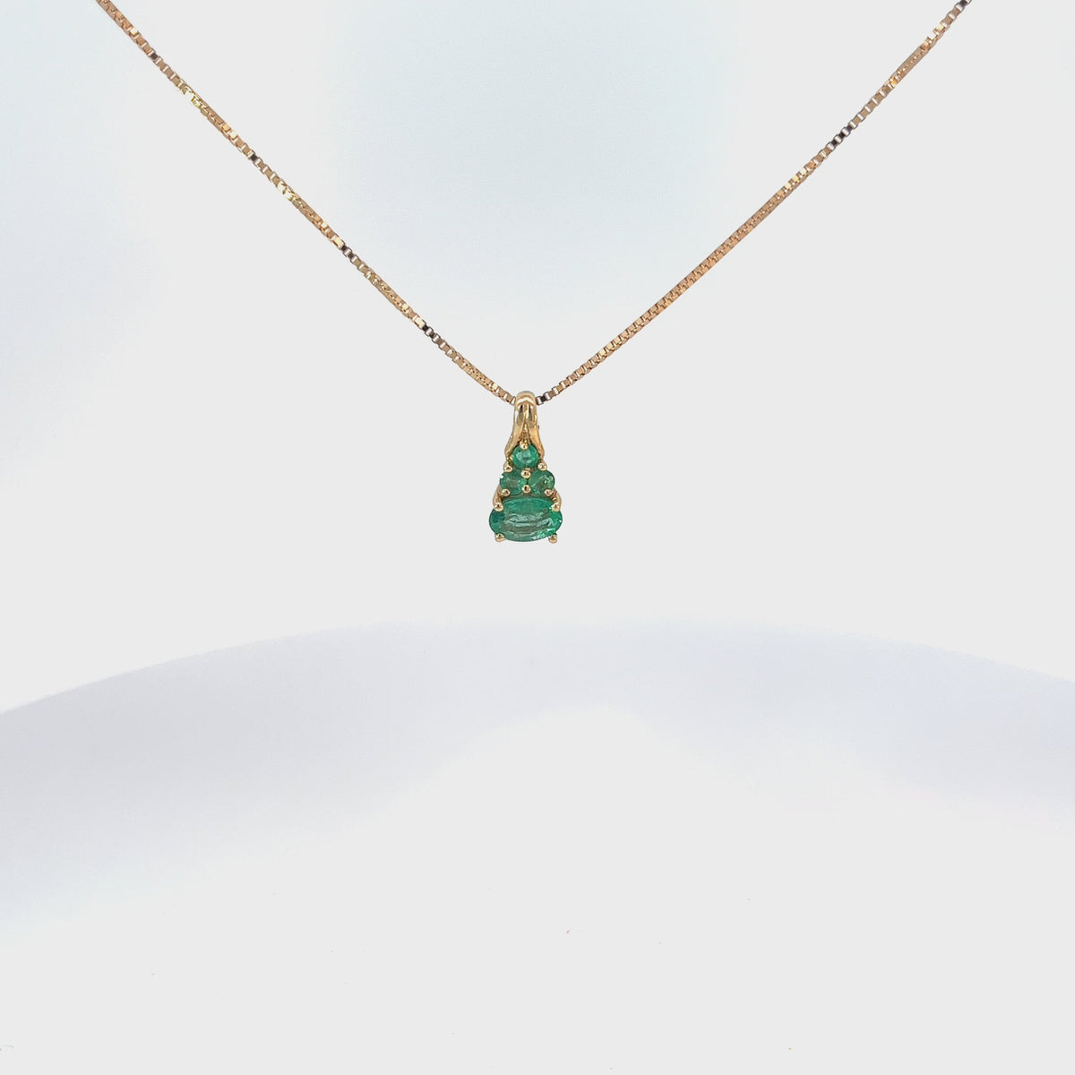 14k Yellow Gold 1.00ct Total Weight of Oval and Round Colombian Emerald Necklace