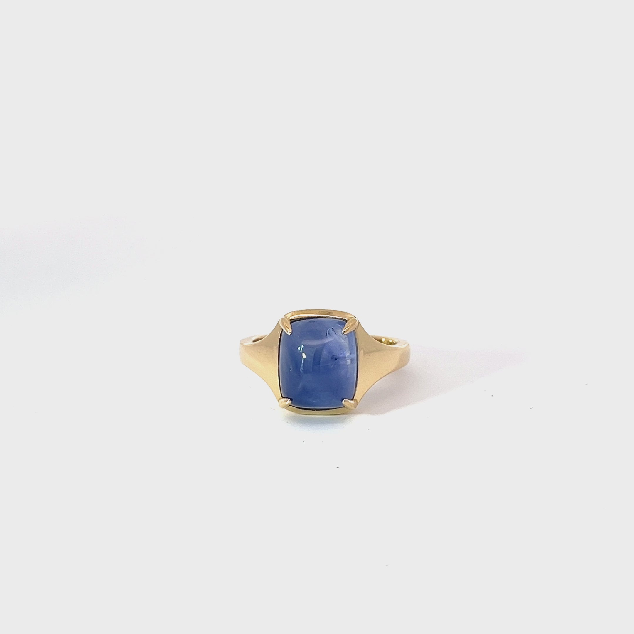 18K YELLOW GOLD 6.92CT PYRAMID CUSHION CABOCHON SAPPHIRE SIGNET RING