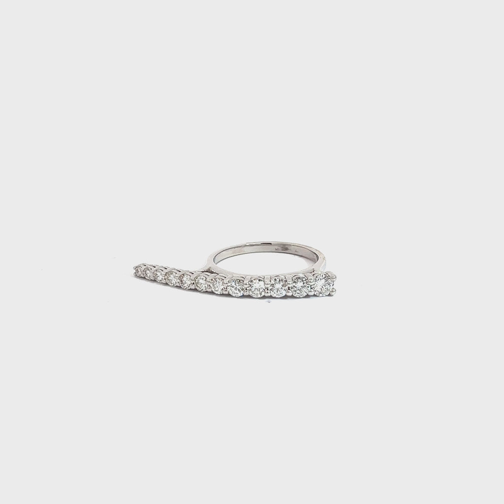 14k White Gold 1.05ct Total Weight of F VS2 Round Diamond Graduated Ring