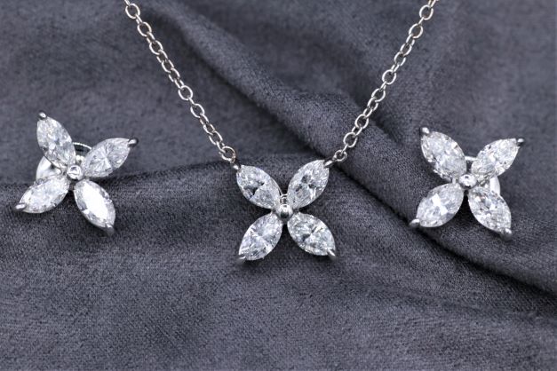 Ladies 18k White Gold Diamond necklace and Earring Set