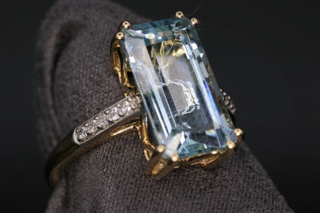 Ladies 14k Yellow Gold Aquamarine and Diamond Ring