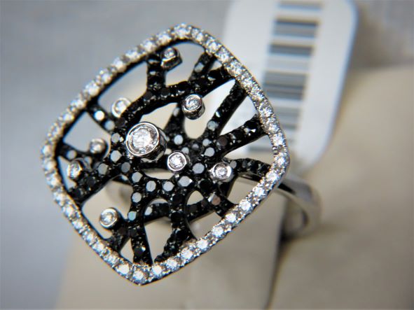 Ladies 18K White Gold Black and White Diamond Coral Fashion Ring