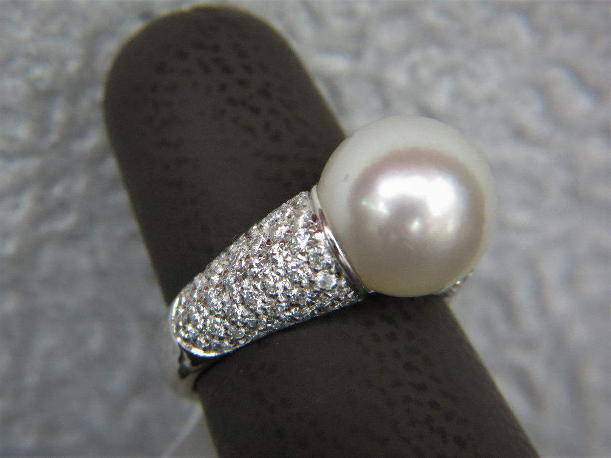 Ladies 18k White Gold White Pearl and Diamond ring