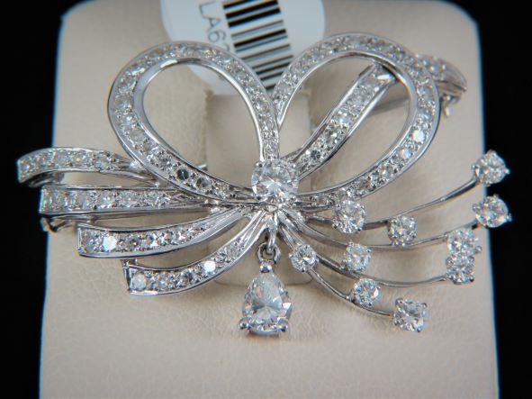 Ladies 18k White Gold Vintage Diamond Dangle Brooch