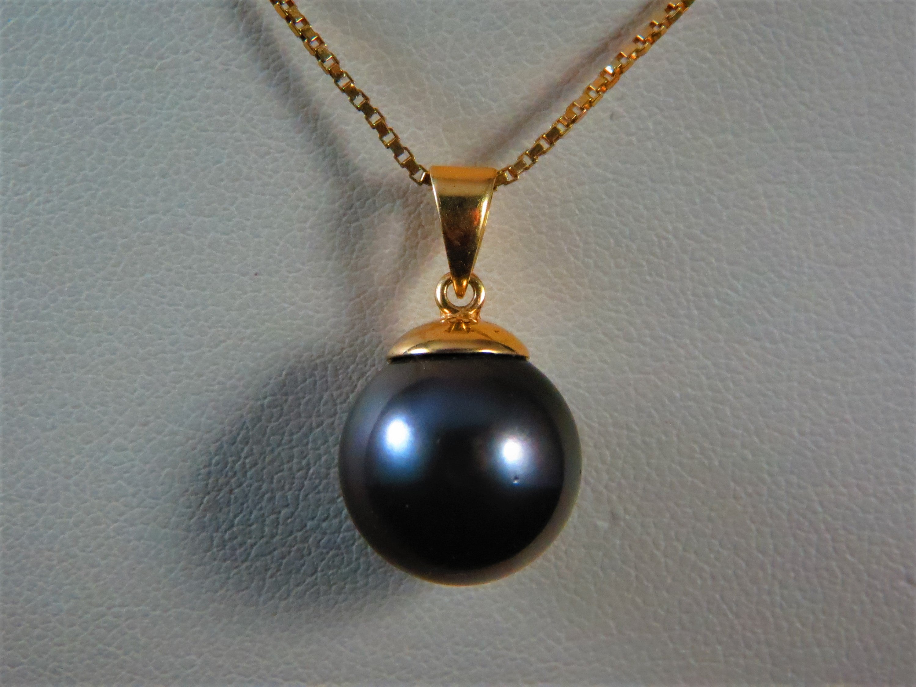 Ladies 18k Yellow Gold Tahitian Pearl Necklace