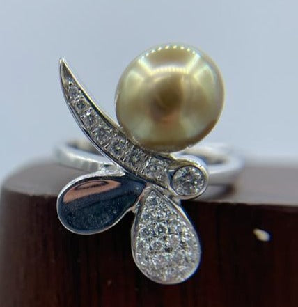 Ladies Vintage 18k White Gold Pearl and Diamond Fashion Ring